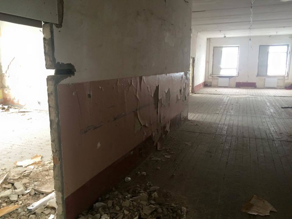 Волонтер показав моторошні фото казарми для українських військових: обдерті стіни і купа сміття
