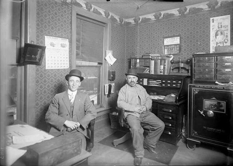 Опубліковані фото, якими були офіси 100 років тому