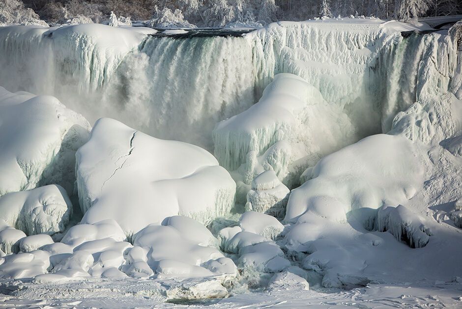 Замерз, как восьмое чудо света: чарующие фото застывшего Ниагарского водопада
