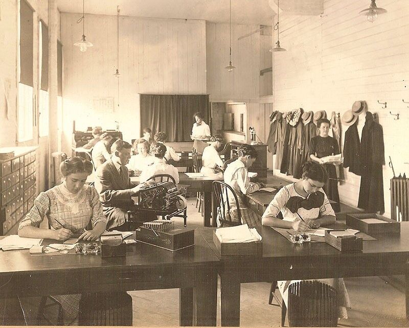 Опубліковані фото, якими були офіси 100 років тому