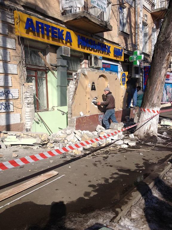 В Киеве на Подоле снесли пристройку к историческому зданию: фотофакт