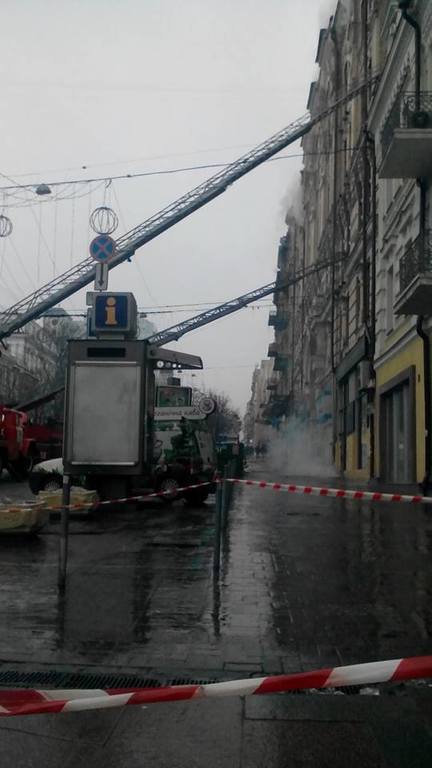 В центре Киева сгорели два этажа столетнего дома: опубликованы фото и видео