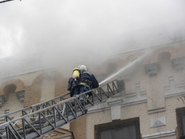 В центре Киева сгорели два этажа столетнего дома: опубликованы фото и видео