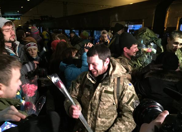 З тортами і квітами. Бійців АТО, які приїхали з Дебальцево, зустріли як героїв: фото і відео