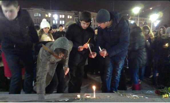 Сотни украинцев в разных городах страны зажгли свечи в память погибшего Кузьмы Скрябина: фото и видеофакт