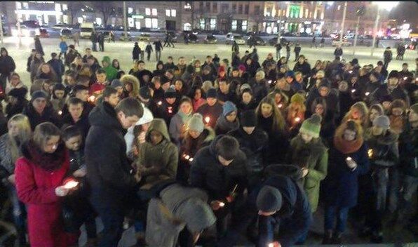 Сотни украинцев в разных городах страны зажгли свечи в память погибшего Кузьмы Скрябина: фото и видеофакт