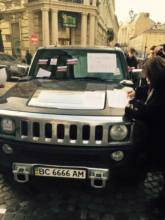 Во Львове потребовали передать внедорожник водителя-хама на нужды АТО: фотофакт