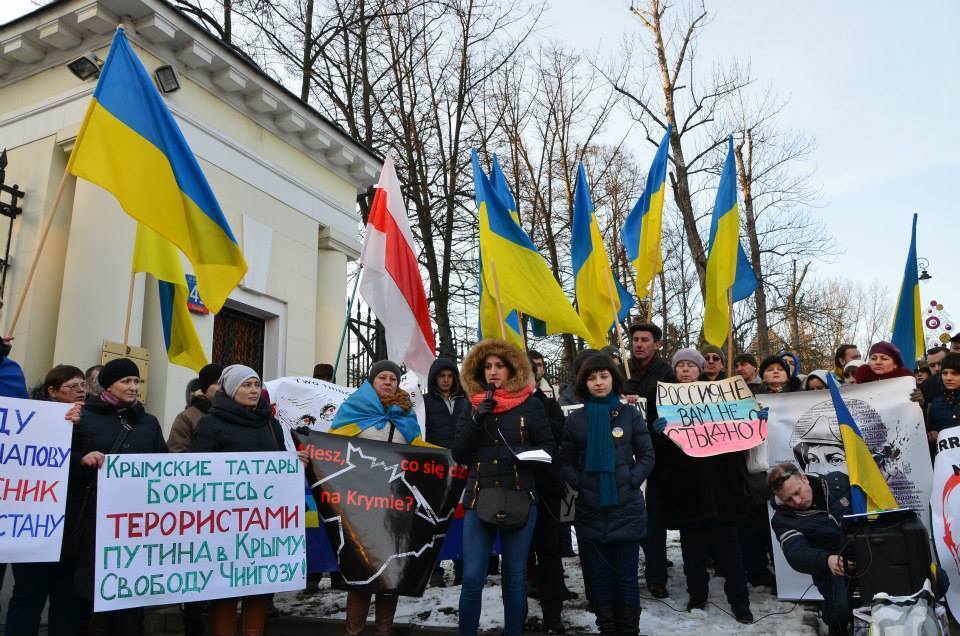 "Не стреляй!": перед посольством России в Варшаве требовали прекратить агрессию в Украине