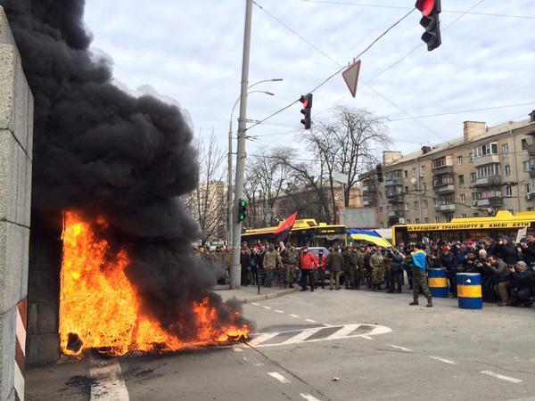 Под Минобороны в Киеве "айдаровцы" жгли шины: опубликованы фото и видео