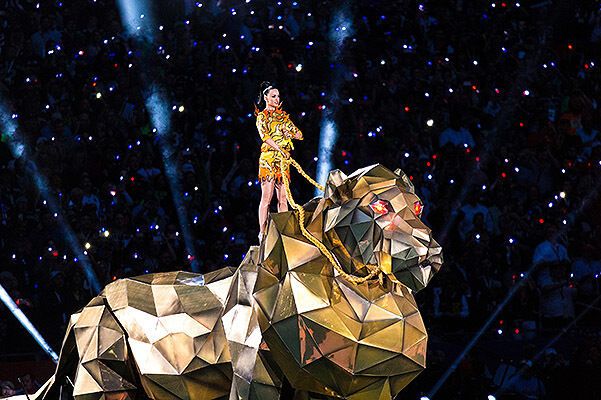 Кэти Перри верхом на золотом тигре зажгла на Super Bowl 2015