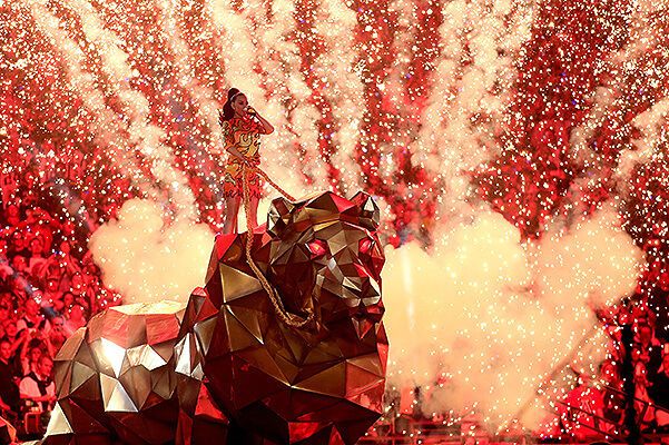 Кэти Перри верхом на золотом тигре зажгла на Super Bowl 2015