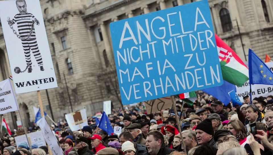 В Венгрии вновь митинговали против пропутинского премьера Орбана. Фото- и видеофакт