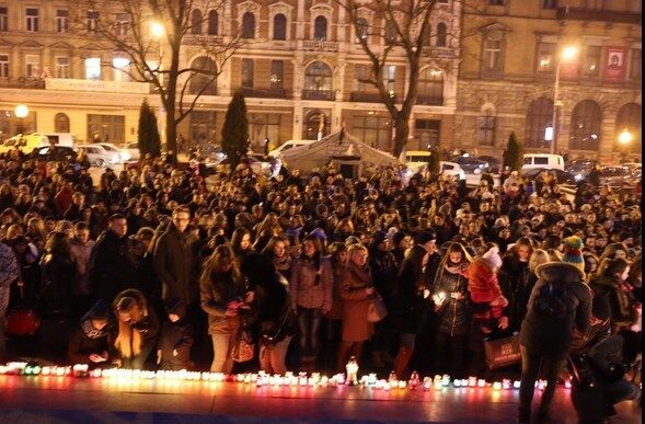 Сотни украинцев в разных городах страны зажгли свечи в память погибшего Кузьмы Скрябина: фото и видеофакт