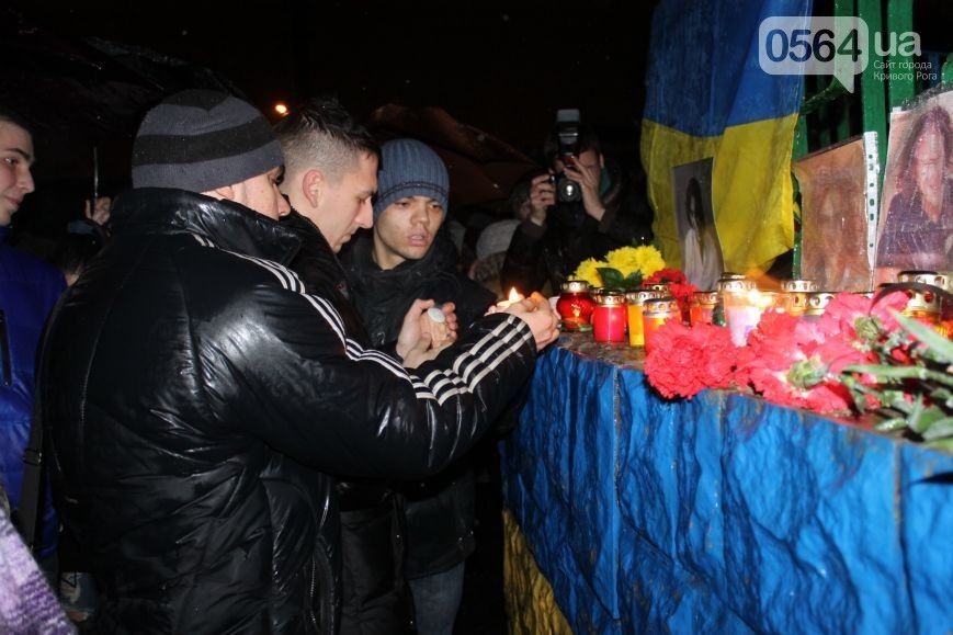 Сотни украинцев в разных городах страны зажгли свечи в память погибшего Кузьмы Скрябина: фото и видеофакт