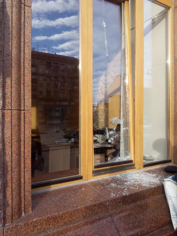 В здании Киевсовета опять побили окна: опубликованы фото и видео