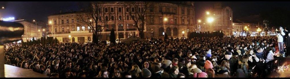 Сотни украинцев в разных городах страны зажгли свечи в память погибшего Кузьмы Скрябина: фото и видеофакт