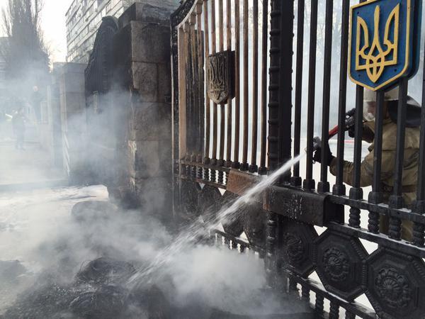 Под Минобороны в Киеве "айдаровцы" жгли шины: опубликованы фото и видео