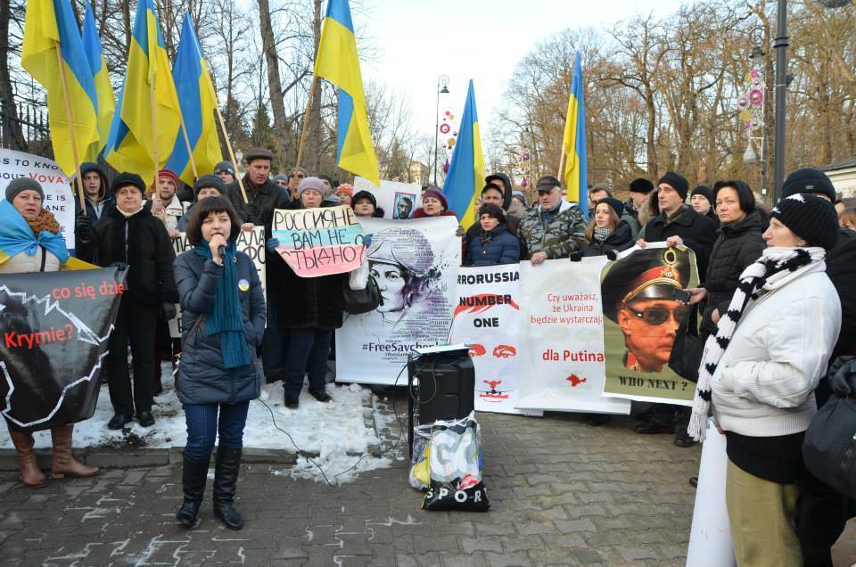 "Не стреляй!": перед посольством России в Варшаве требовали прекратить агрессию в Украине