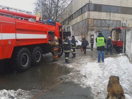 Возле метро "Лыбидская" в Киеве ликвидировали большой пожар: опубликованы фото
