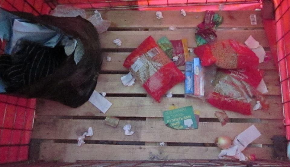 В освобожденном Северодонецке корзину помощи воинам АТО наполняют мусором: фотофакт