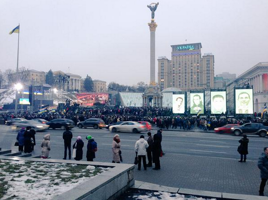 Море цветов и свечей. На Майдане тысячи людей отдают дань памяти Небесной сотне: онлайн-трансляция
