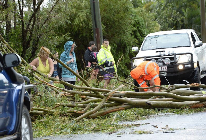 На Австралию обрушились два циклона: фото и видео стихии