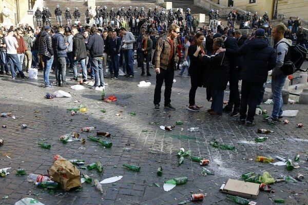 Футбольные фанаты устроили погромы в Риме: фото и видео беспорядков