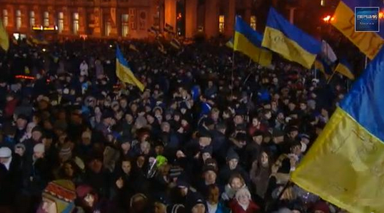 Море квітів і свічок. На Майдані тисячі людей віддають данину пам'яті Небесної сотні: онлайн-трансляція