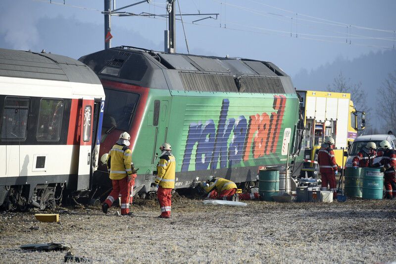 В Швейцарии 49 пассажиров получили ранения в результате столкновения поездов: фото аварии