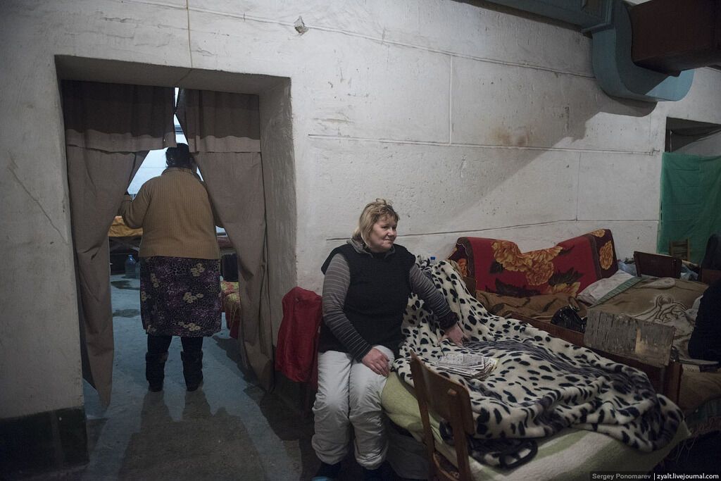 Фоторепортаж окраин Донецка: разрушения, жизнь в подвалах и кладбище боевиков с номерами на крестах