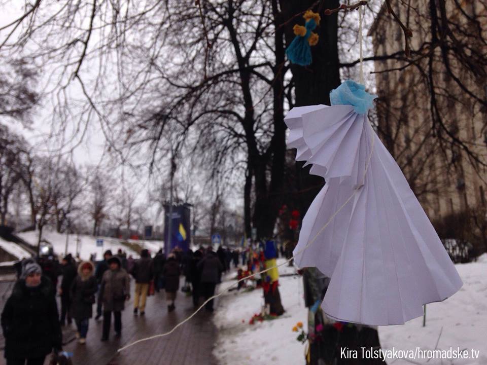 К месту гибели Небесной Сотни киевляне массово несут цветы: опубликованы фото и видео