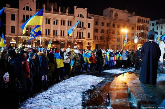 Памятники Героям, огромные тризубы, небесные фонарики: как вспоминали Небесную сотню в городах Украины
