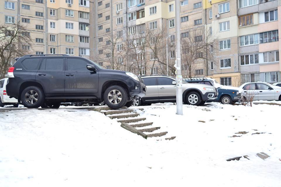 В Киеве джип с номерами ВР постоянно блокирует вход в детсад: фотофакт