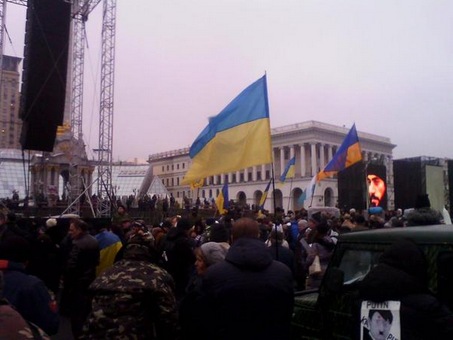 Море квітів і свічок. На Майдані тисячі людей віддають данину пам'яті Небесної сотні: онлайн-трансляція