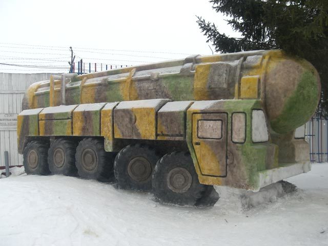 В тюрьмах и армии России лепят военных снеговиков: фото ледяных "Тополь-М" и Т-34
