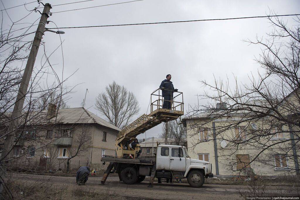 Фоторепортаж окраин Донецка: разрушения, жизнь в подвалах и кладбище боевиков с номерами на крестах