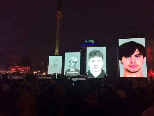 Море квітів і свічок. На Майдані тисячі людей віддають данину пам'яті Небесної сотні: онлайн-трансляція