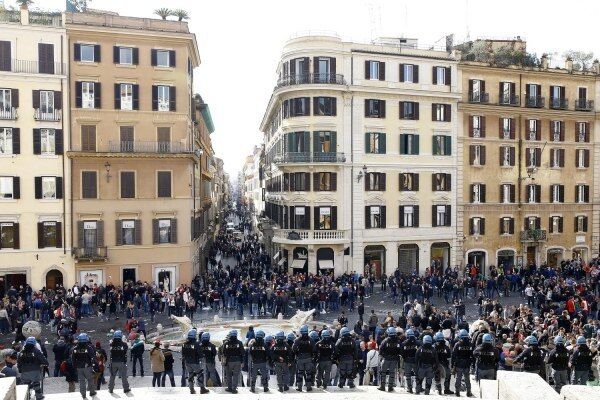 Футбольные фанаты устроили погромы в Риме: фото и видео беспорядков