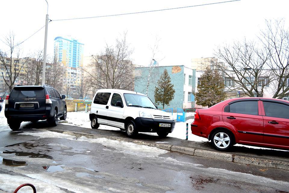 В Киеве джип с номерами ВР постоянно блокирует вход в детсад: фотофакт