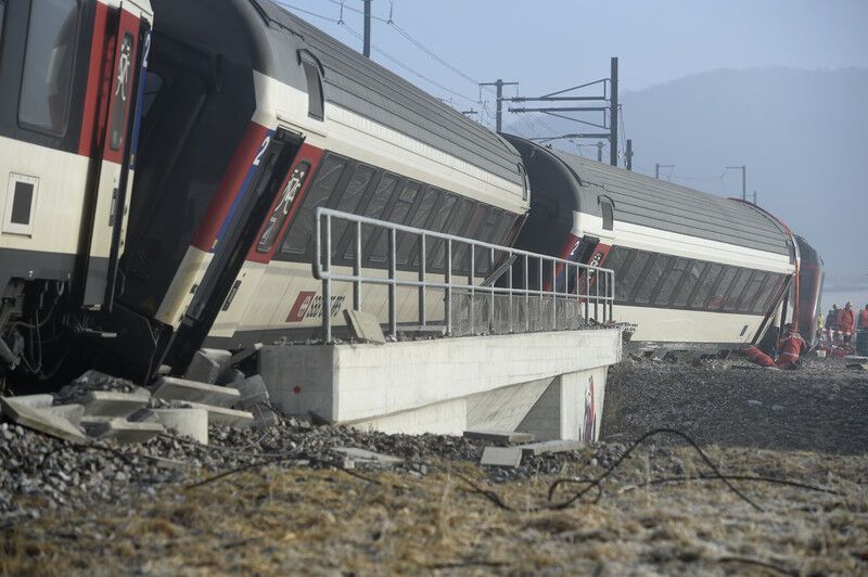 В Швейцарии 49 пассажиров получили ранения в результате столкновения поездов: фото аварии