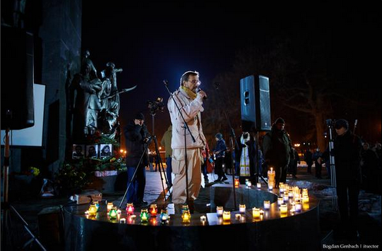 Памятники Героям, огромные тризубы, небесные фонарики: как вспоминали Небесную сотню в городах Украины