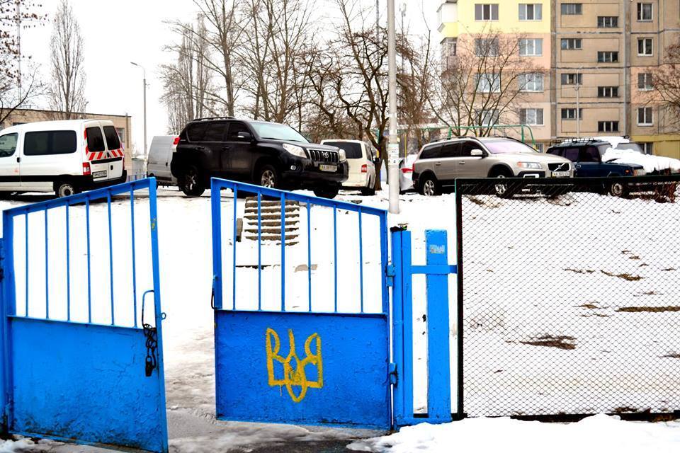 В Киеве джип с номерами ВР постоянно блокирует вход в детсад: фотофакт