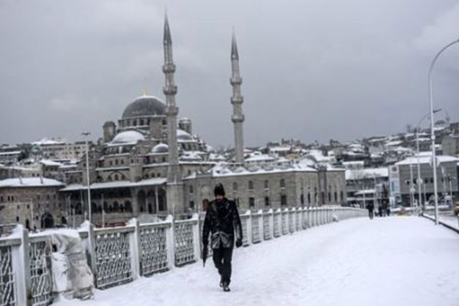 Зимний рекорд. Стамбул завалило огромным количеством снега: фото метели