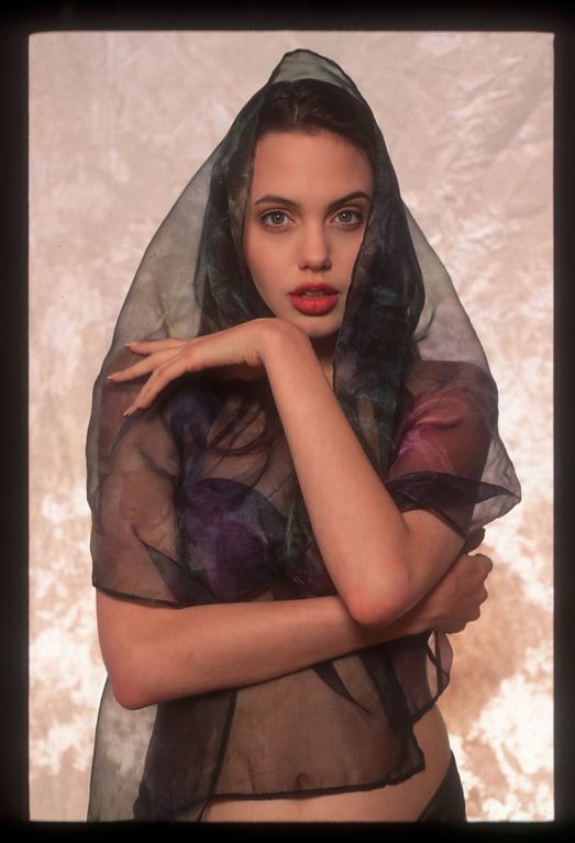 Впервые обнародована откровенная фотосессия 16-летней Анджелины Джоли 