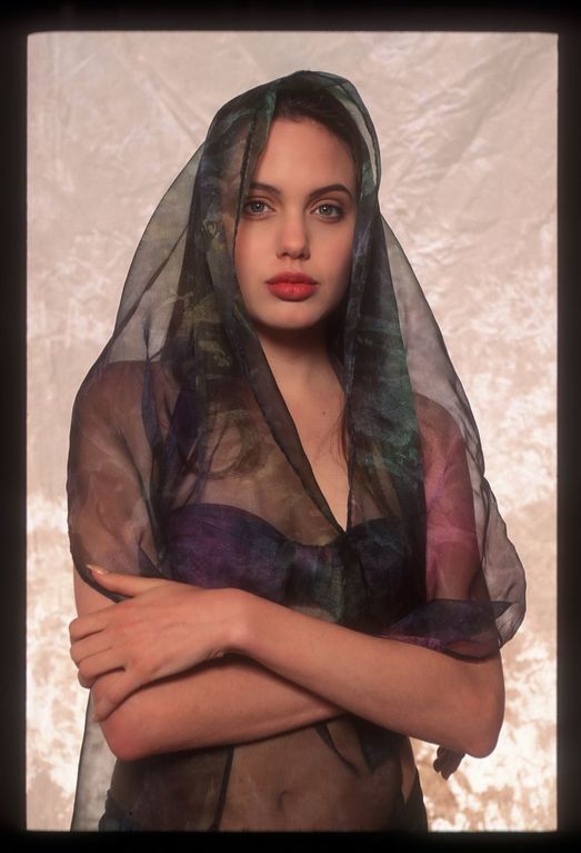 Впервые обнародована откровенная фотосессия 16-летней Анджелины Джоли 