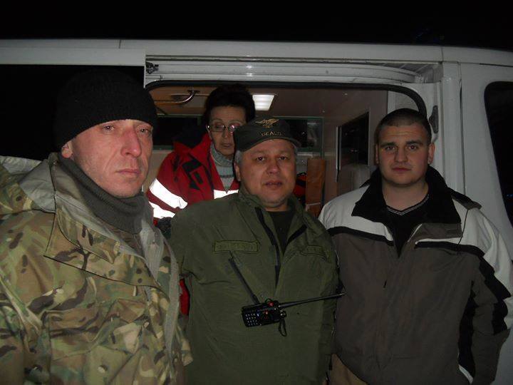Медики, рискуя жизнью, вывезли из Донецка тяжелораненого бойца АТО: фотофакт