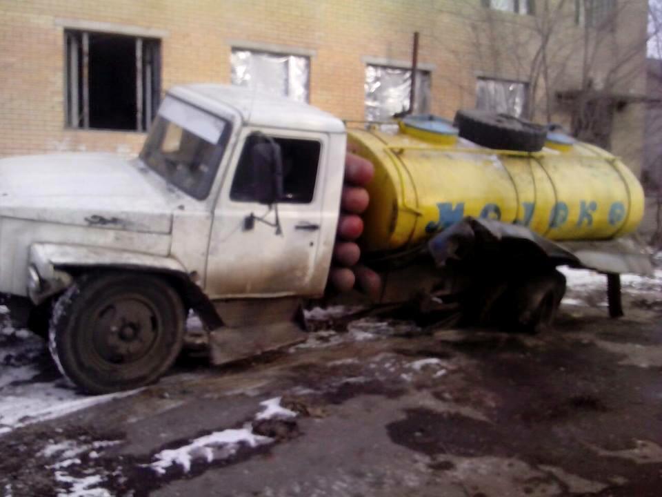 Боевики уничтожили молоковоз, которым доставляли воду бойцам АТО: фотофакт