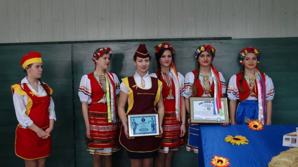   Под Мариуполем испекли карту Украины из 6 тысяч блинов: опубликованы фото