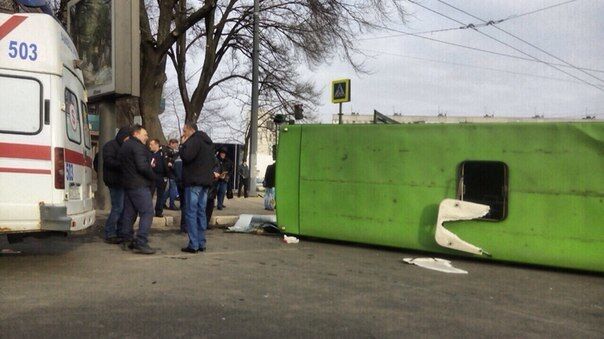 В Харькове маршрутка перевернулась после столкновения с трамваем: есть пострадавшие. Фотофакт