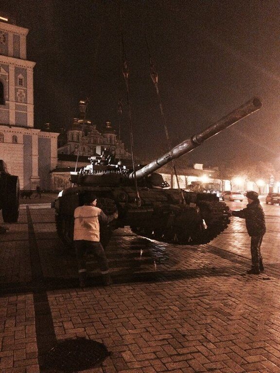 В Киеве на Михайловской площади появилась российская военная техника: фото с места событий